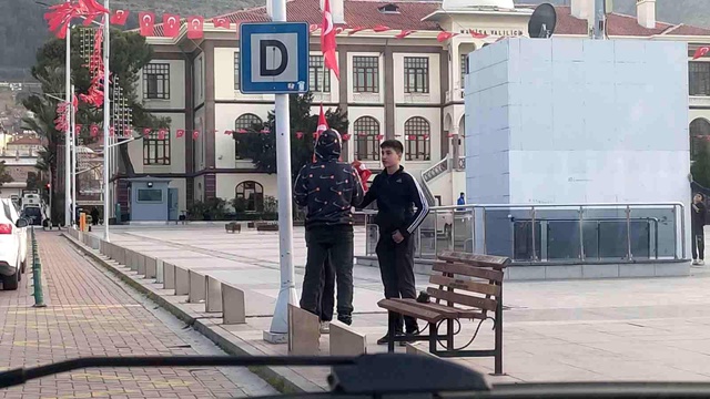 Yoldan geçerken yerde Türk bayrağı gören patenli gençlerin hassasiyeti duygulandırdı Yoldan geçerken yerde Türk bayrağı gören patenli gençlerin hassasiyeti duygulandırdı