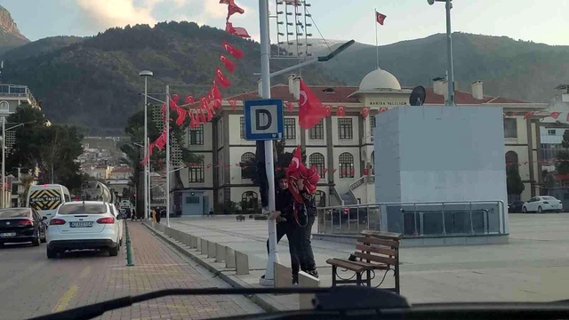 Yoldan geçerken yerde Türk bayrağı gören patenli gençlerin hassasiyeti duygulandırdı Yoldan geçerken yerde Türk bayrağı gören patenli gençlerin hassasiyeti duygulandırdı