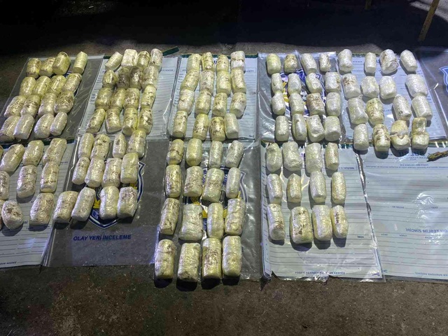 Polis memurunun aracından 52 kilo 500 gram patlayıcı çıktı Polis memurunun aracından 52 kilo 500 gram patlayıcı çıktı