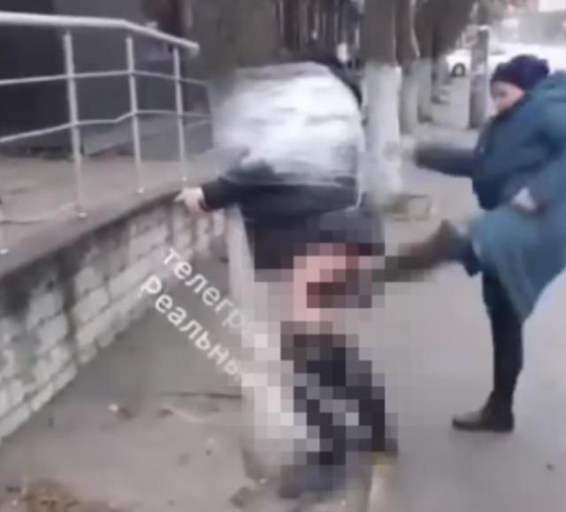 Savaşın diğer yüzü! Ukrayna halkı fırsattan istifade yağma yapanları soyup direğe bağlıyor Savaşın diğer yüzü! Ukrayna halkı fırsattan istifade yağma yapanları soyup direğe bağlıyor