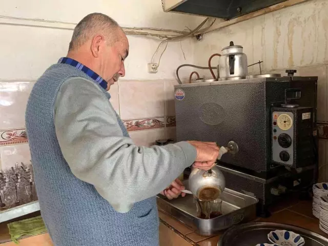 8 yıl önce belediye başkanıydı, şimdi çaycılık yapıyor: Geçinemediğim için çalışmak zorundayım