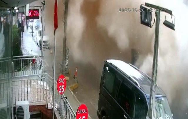 İstanbul'da korku dolu anlar! 5 katlı bina yıkım esnasında böyle çöktü İstanbul'da korku dolu anlar! 5 katlı bina yıkım esnasında böyle çöktü