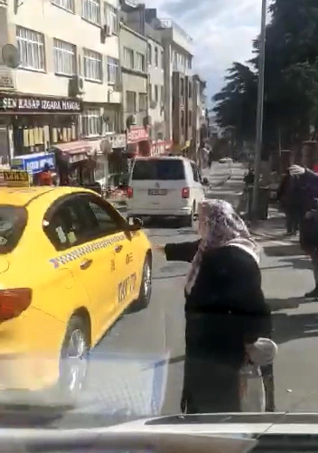 İstanbul'da yaşlı kadın taksiye binebilmek için yalvardı
