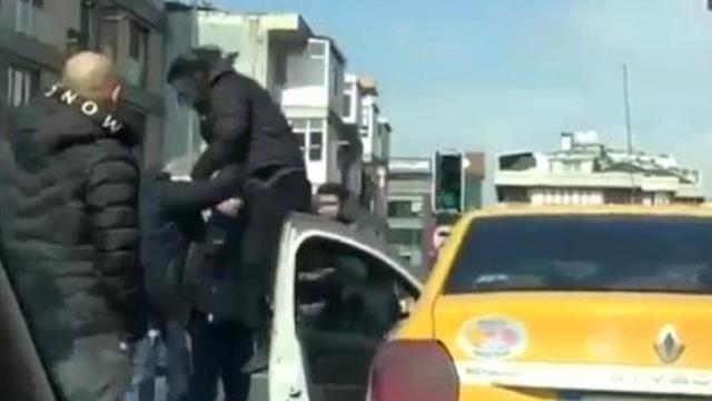 Kadıköy'de yol verme kavgasında taksi şoförüne uçan tekmeyle saldırı kamerada Kadıköy'de yol verme kavgasında taksi şoförüne uçan tekmeyle saldırı kamerada