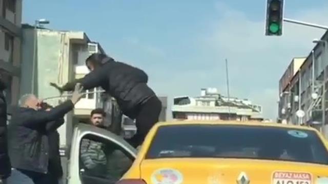 Kadıköy'de yol verme kavgasında taksi şoförüne uçan tekmeyle saldırı kamerada Kadıköy'de yol verme kavgasında taksi şoförüne uçan tekmeyle saldırı kamerada