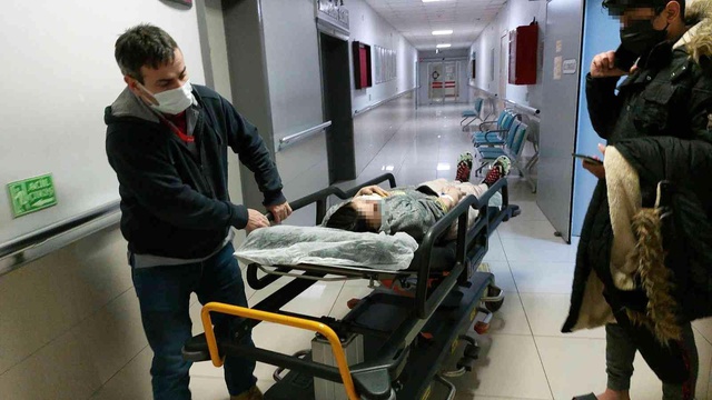 4 çocuğunun annesini önce bıçakla sonra makasla yaralayarak hastanelik etti