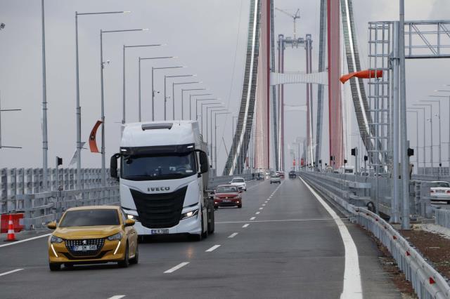 Önceden 15 saat feribot bekleyen tır sürücüleri, Çanakkale Köprüsü'nden 5 dakikada geçmenin mutluluğunu yaşıyor