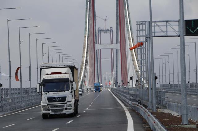 Önceden 15 saat feribot bekleyen tır sürücüleri, Çanakkale Köprüsü'nden 5 dakikada geçmenin mutluluğunu yaşıyor