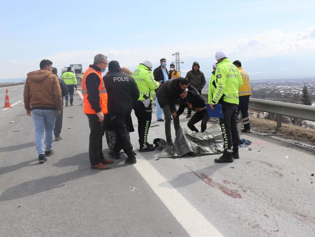 Tırın çarptığı çekici sürücüsü hayatını kaybetti Tırın çarptığı çekici sürücüsü hayatını kaybetti