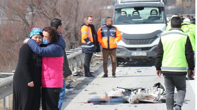Tırın çarptığı çekici sürücüsü hayatını kaybetti Tırın çarptığı çekici sürücüsü hayatını kaybetti