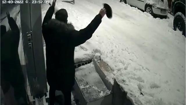 Üsküdar'da kar maskeli hırsızlık şakası... Arkadaşının üzerine bıçakla koştu Üsküdar'da kar maskeli hırsızlık şakası... Arkadaşının üzerine bıçakla koştu
