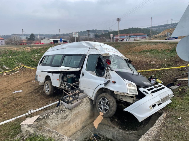 Tarım işçilerini taşıyan minibüs devrildi, 17 kişi yaralandı Tarım işçilerini taşıyan minibüs devrildi, 17 kişi yaralandı