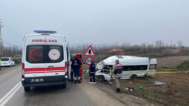 Tarım işçilerini taşıyan minibüs devrildi, 17 kişi yaralandı Tarım işçilerini taşıyan minibüs devrildi, 17 kişi yaralandı
