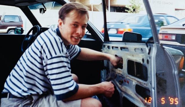Avrupa'daki ilk Tesla fabrikasını açan Elon Musk'ın yıllar önce çektirdiği fotoğraf nereden nereye dedirtti
