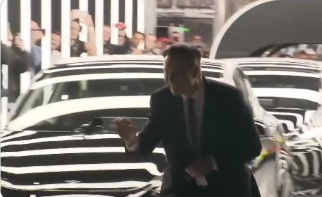 Avrupa'daki ilk Tesla fabrikasını açan Elon Musk'ın yıllar önce çektirdiği fotoğraf nereden nereye dedirtti