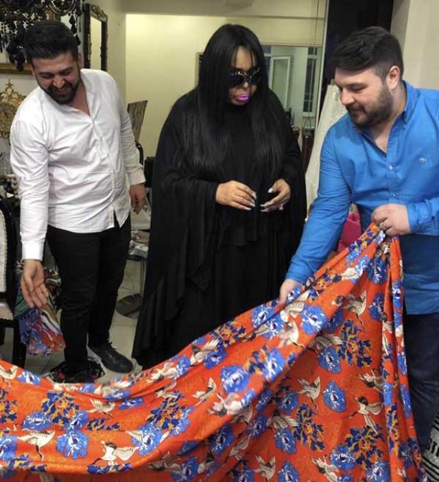 Bülent Ersoy'un alışverişe çıktığı Nişantaşı'nda sadece 3 saatte 250 bin TL harcaması dudak uçuklattı Bülent Ersoy'un alışverişe çıktığı Nişantaşı'nda sadece 3 saatte 250 bin TL harcaması dudak uçuklattı