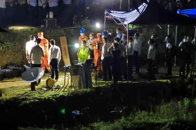 Çin'de düşen yolcu uçağının kara kutusu bulundu Çin'de düşen yolcu uçağının kara kutusu bulundu