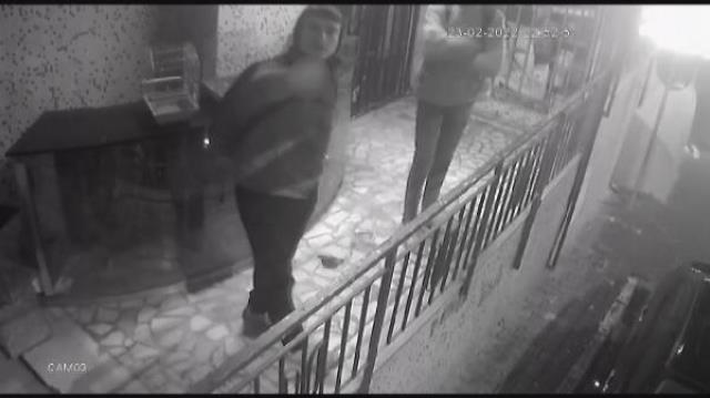Hırsızlık yaparken görüntülendiklerini fark ettiler, güvenlik kamerasına el hareketi yaptılar Hırsızlık yaparken görüntülendiklerini fark ettiler, güvenlik kamerasına el hareketi yaptılar