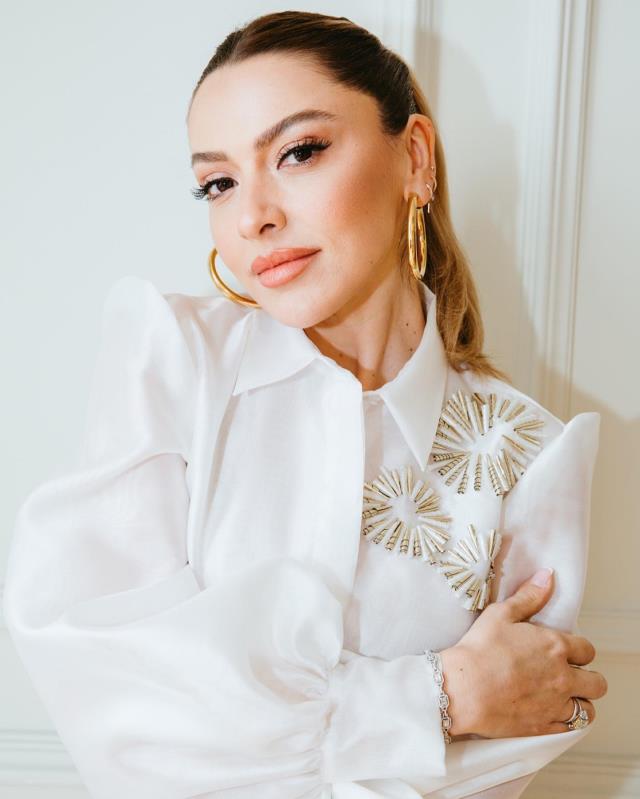 Milyonluk gelin Hadise! Mehmet Dinçerler nişanda da kesenin ağzını açtı Milyonluk gelin Hadise! Mehmet Dinçerler nişanda da kesenin ağzını açtı