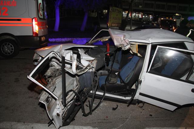 Otomobil tıra arkadan çarptı, sıkışan sürücü yaşamını yitirdi Otomobil tıra arkadan çarptı, sıkışan sürücü yaşamını yitirdi