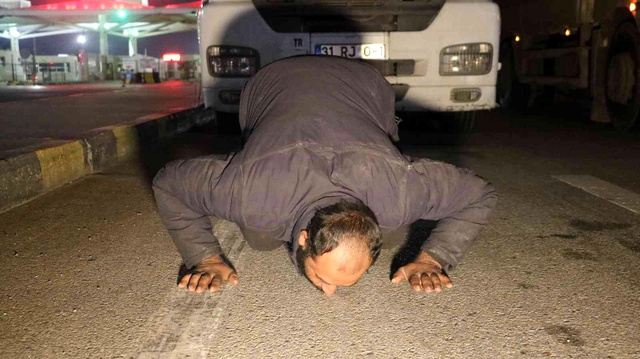 Savaş mağduru tır şoförü, Türkiye'ye gelir gelmez toprağı öptü, diz çöküp dua etti