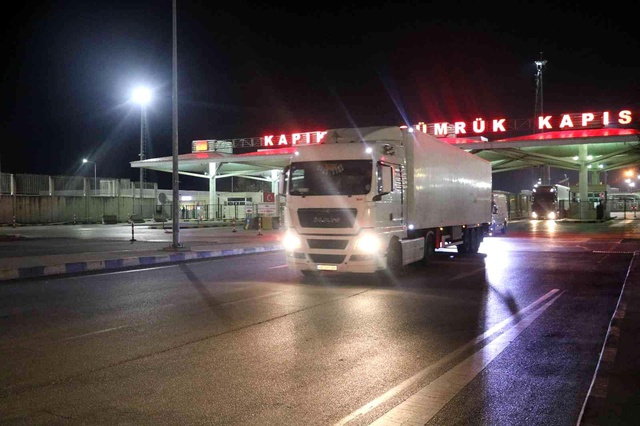 Savaş mağduru tır şoförü, Türkiye'ye gelir gelmez toprağı öptü, diz çöküp dua etti