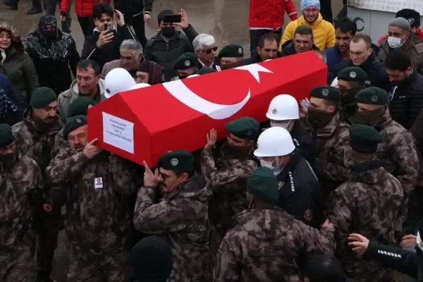 Evlilik yıl dönümünde şehit eşini, özel harekatçı kıyafetiyle uğurladı: Bana şehadetini armağan etti