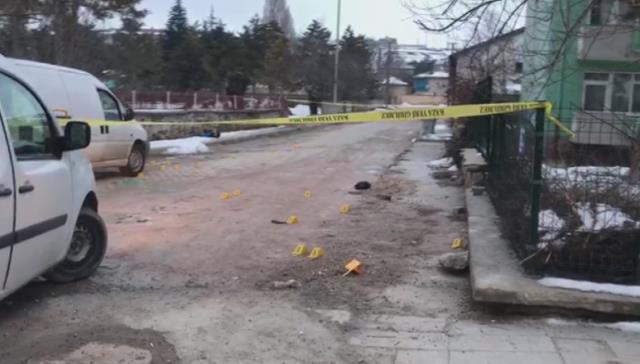 Silahlı kavgada ortalık kan gölüne döndü! Gözü dönmüş adam, doktorun müdahale ettiği şahsı öldürdü