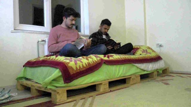 Sosyal medyada gündem olan 'bank' öğrencilerin her şeyi oldu-Kışın kullanılmıyor diyerek evlerine aldıkları bankı bırakmak istemiyorlar