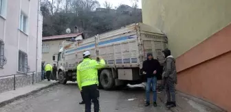 Tokat'ta geri geri kayan kamyon apartmana daldı