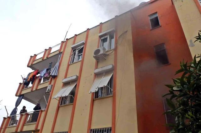 Yangın çıkan apartmanın balkonunda mahsur kalan çocuk ellerini açıp ağlayarak dua etti Yangın çıkan apartmanın balkonunda mahsur kalan çocuk ellerini açıp ağlayarak dua etti