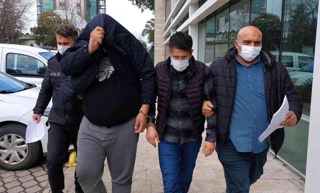 15 yaşındaki kızı silahla kaçırmaya çalışan 2 kişi, önce serbest bırakıldı sonra tutuklandı 15 yaşındaki kızı silahla kaçırmaya çalışan 2 kişi, önce serbest bırakıldı sonra tutuklandı