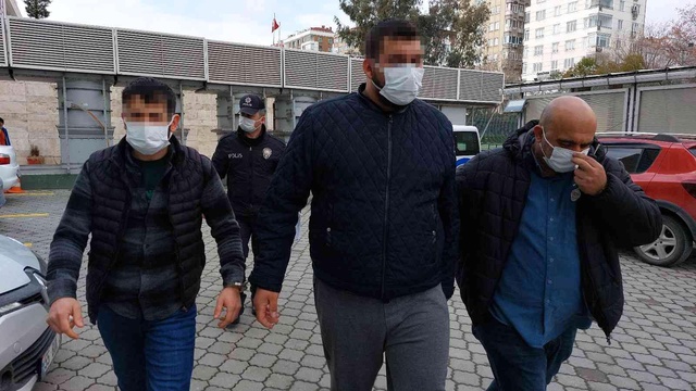 15 yaşındaki kızı silahla kaçırmaya çalışan 2 kişi, önce serbest bırakıldı sonra tutuklandı 15 yaşındaki kızı silahla kaçırmaya çalışan 2 kişi, önce serbest bırakıldı sonra tutuklandı