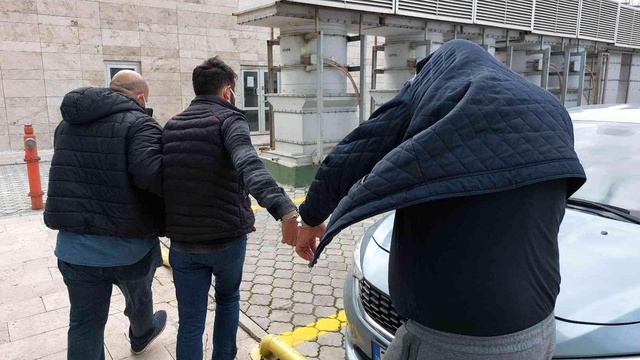 15 yaşındaki kızı silahla kaçırmaya çalışan 2 kişi, önce serbest bırakıldı sonra tutuklandı 15 yaşındaki kızı silahla kaçırmaya çalışan 2 kişi, önce serbest bırakıldı sonra tutuklandı