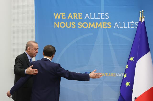 Buzları eriten kare! Erdoğan, NATO zirvesinde ilk görüşmesini gerilim yaşadığı Fransa Cumhurbaşkanı Macron'la yaptı Buzları eriten kare! Erdoğan, NATO zirvesinde ilk görüşmesini gerilim yaşadığı Fransa Cumhurbaşkanı Macron'la yaptı