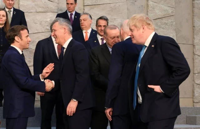 Dünyanın takip ettiği NATO Liderler Zirvesi'ne Boris Johnson'ın hareketleri damga vurdu