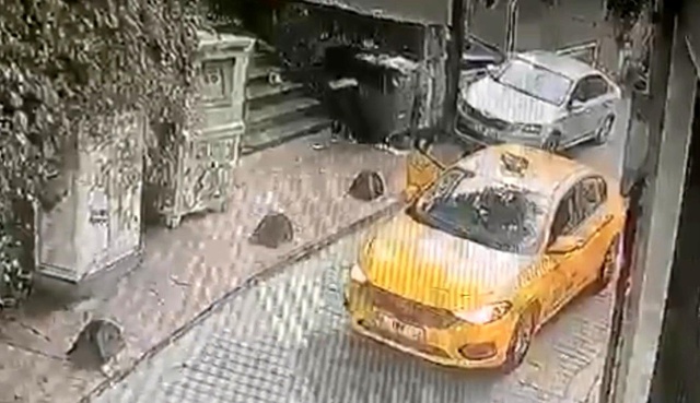 Hırsızlardan akıl almaz yöntem: Önce çöpe attılar sonra taksiyle gelip aldılar Hırsızlardan akıl almaz yöntem: Önce çöpe attılar sonra taksiyle gelip aldılar