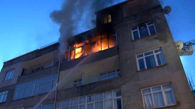 Maltepe'de 3 kişinin yaşadığı ev yandı, vatandaşlar sosyal medyada canlı yayın yaptı Maltepe'de 3 kişinin yaşadığı ev yandı, vatandaşlar sosyal medyada canlı yayın yaptı