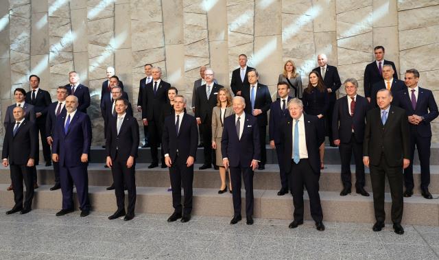 NATO Liderler Zirvesi'nde Cumhurbaşkanı Erdoğan ve ABD Başkanı Biden ayaküstü sohbet etti