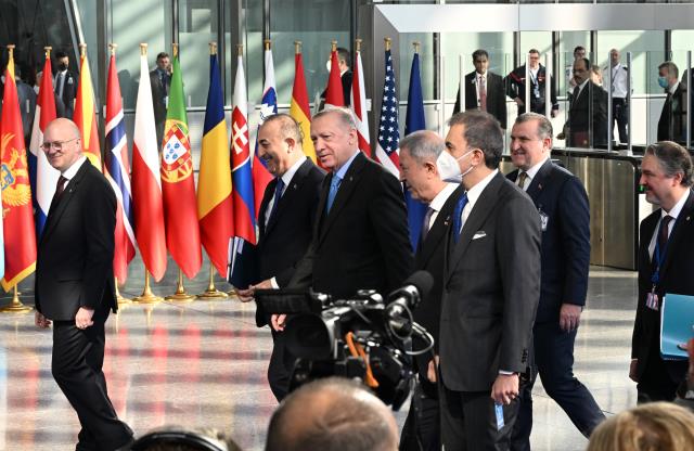 NATO Liderler Zirvesi'nde Cumhurbaşkanı Erdoğan ve ABD Başkanı Biden ayaküstü sohbet etti