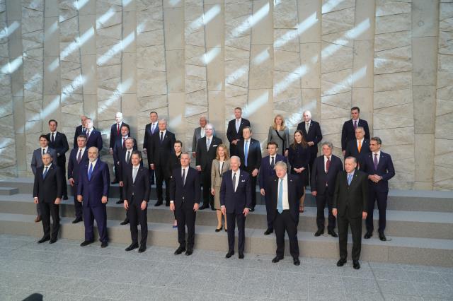 NATO Zirvesi'nde çekilen liderler fotoğrafında bir tek Almanya Başbakanı Scholz yer almadı NATO Zirvesi'nde çekilen liderler fotoğrafında bir tek Almanya Başbakanı Scholz yer almadı