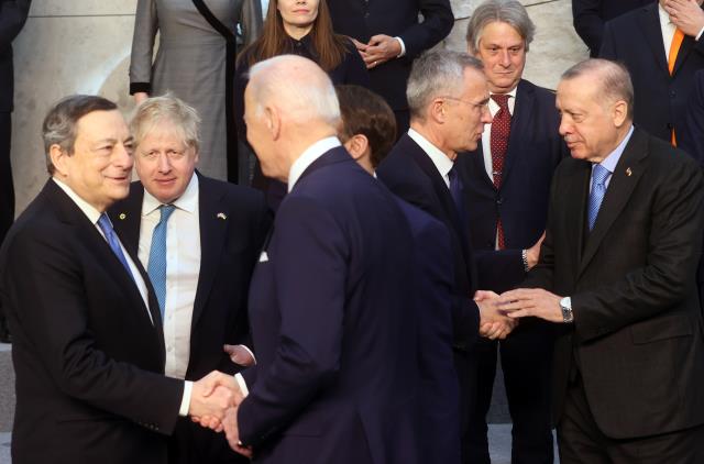 NATO Zirvesi'nde çekilen liderler fotoğrafında bir tek Almanya Başbakanı Scholz yer almadı NATO Zirvesi'nde çekilen liderler fotoğrafında bir tek Almanya Başbakanı Scholz yer almadı