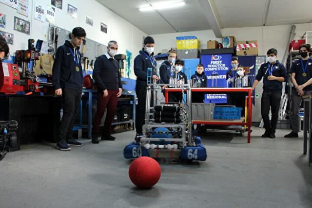 Robot yarışmasında Türkiye'yi dünyada temsil etmeye hak kazandılar ama şampiyonaya gidemiyorlar Robot yarışmasında Türkiye'yi dünyada temsil etmeye hak kazandılar ama şampiyonaya gidemiyorlar