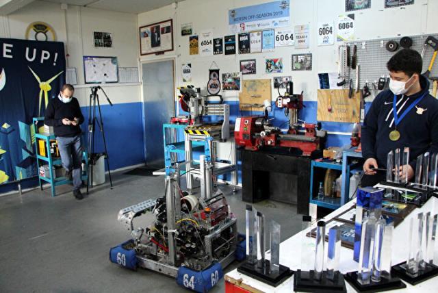 Robot yarışmasında Türkiye'yi dünyada temsil etmeye hak kazandılar ama şampiyonaya gidemiyorlar Robot yarışmasında Türkiye'yi dünyada temsil etmeye hak kazandılar ama şampiyonaya gidemiyorlar