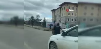 Yolun karşısına geçmeye çalışan yaşlı kadına polis yardımcı oldu