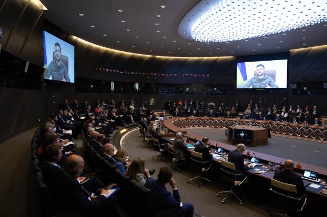 Zelenski, NATO Liderler Zirvesi'nde dünyaya böyle seslendi: Bu sabah Rusya bizi fosfor bombalarıyla vurdu Zelenski, NATO Liderler Zirvesi'nde dünyaya böyle seslendi: Bu sabah Rusya bizi fosfor bombalarıyla vurdu