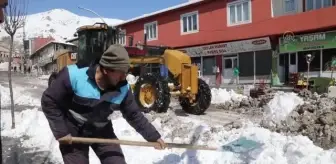 Başkale'de oluşan kar yığınları kamyonlarla ilçe dışına taşınıyor