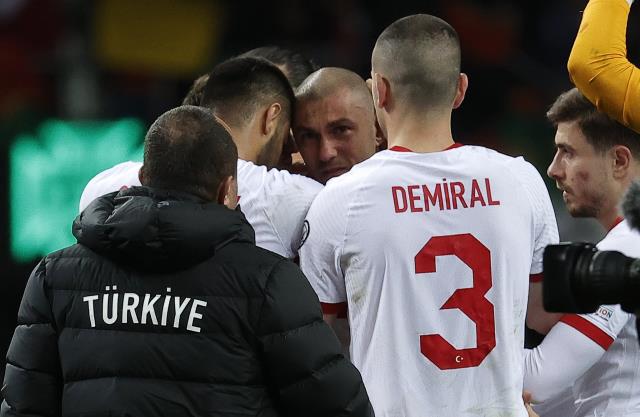 Dünya Kupası hayal oldu, maça damga vuran Burak Yılmaz gözyaşlarıyla Milli Takım'ı bıraktı