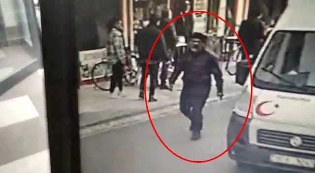 Husumetlisine pompalı tüfekle kurşun yağdıran saldırgan, elini kolunu sallaya sallaya gitti Husumetlisine pompalı tüfekle kurşun yağdıran saldırgan, elini kolunu sallaya sallaya gitti