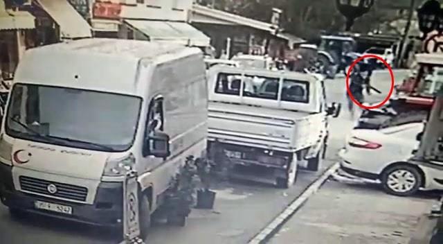Husumetlisine pompalı tüfekle kurşun yağdıran saldırgan, elini kolunu sallaya sallaya gitti Husumetlisine pompalı tüfekle kurşun yağdıran saldırgan, elini kolunu sallaya sallaya gitti
